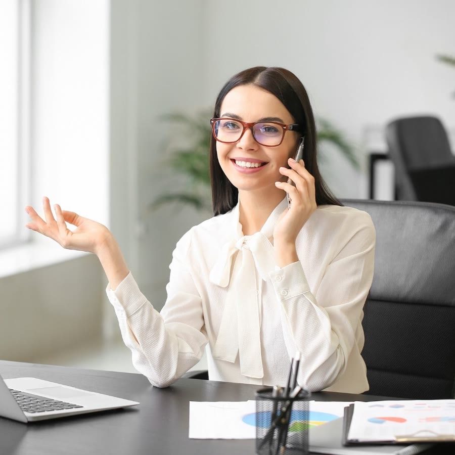 Profissional atendendo cliente ao telefone no escritório