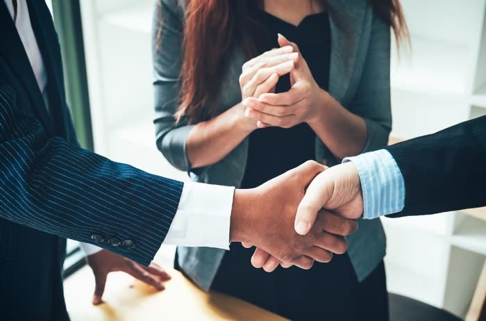 Aperto de mãos em reunião de negócios