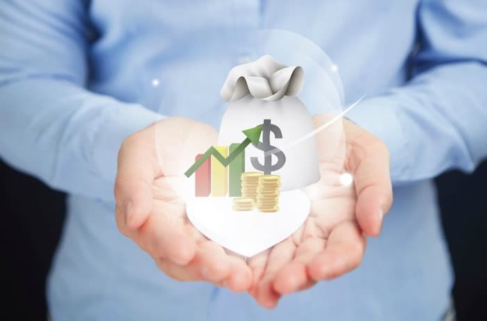 Mãos segurando um símbolo de crescimento financeiro