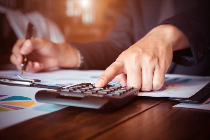Análise de relatórios financeiros com calculadora